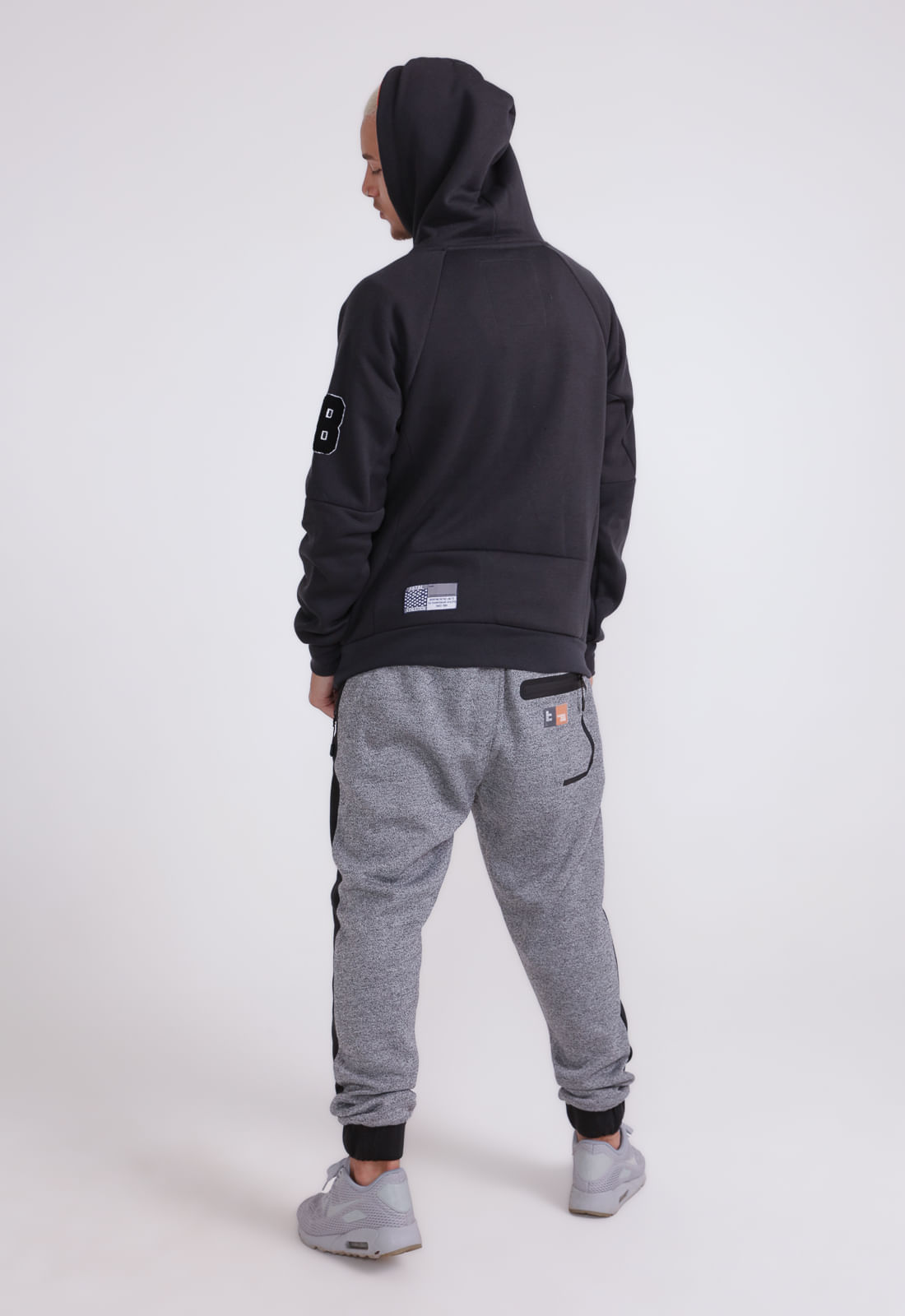 grey joggers with black moletom com capuz