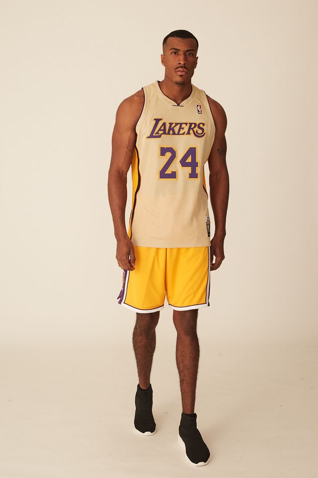Regata-Mitchell---Ness-Swingman-Jersey-Los-Angeles-Lakers-Gold-Kobe-Bryant-Dourada