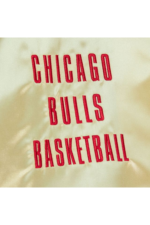Jaqueta-Mitchell---Ness-Team-OG-2-0-Lightweight-Satin-Jacket-Vintage-Logo-Chicago-Bulls-Dourada