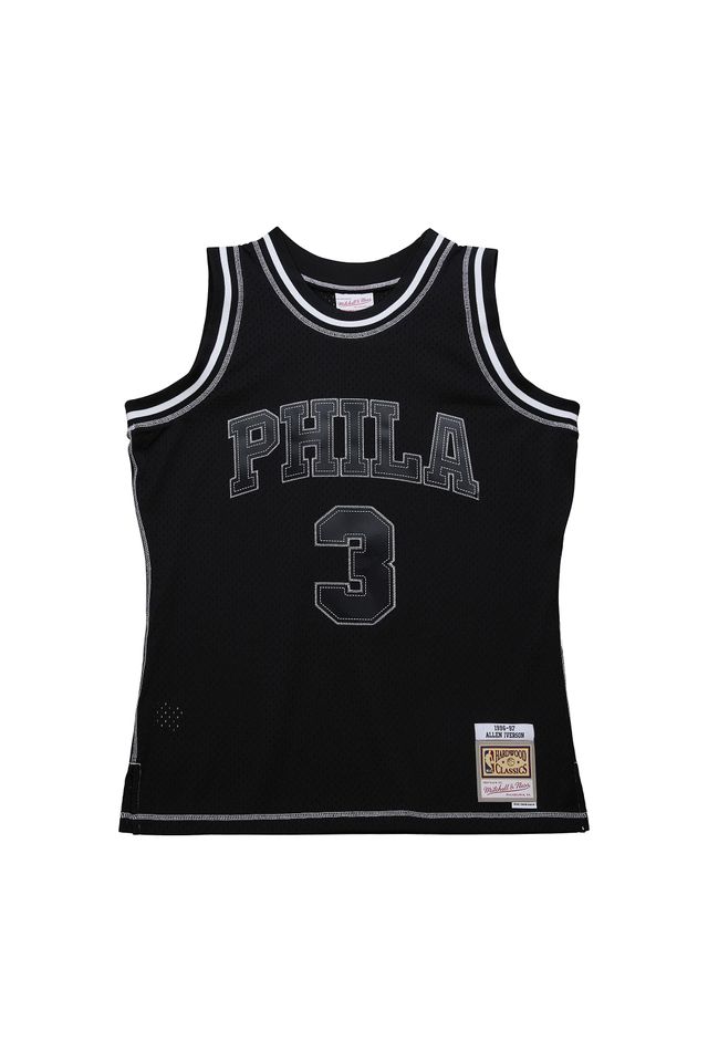 Regata-Mitchell---Ness-Contrast-2K-Swingman-Jersey-Philadelphia-76ers-1996-97-Allen-Iverson-Preta Regata-Mitchell---Ness-Contrast-2K-Swingman-Jersey-Philadelphia-76ers-1996-97-Allen-Iverson-Preta