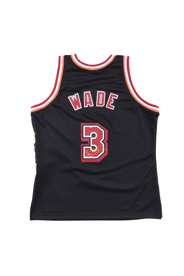 Regata-Mitchell---Ness-Hardwood-Classics-Swingman-Jersey-Miami-Heat-2006-07-Dwyane-Wade-Preta