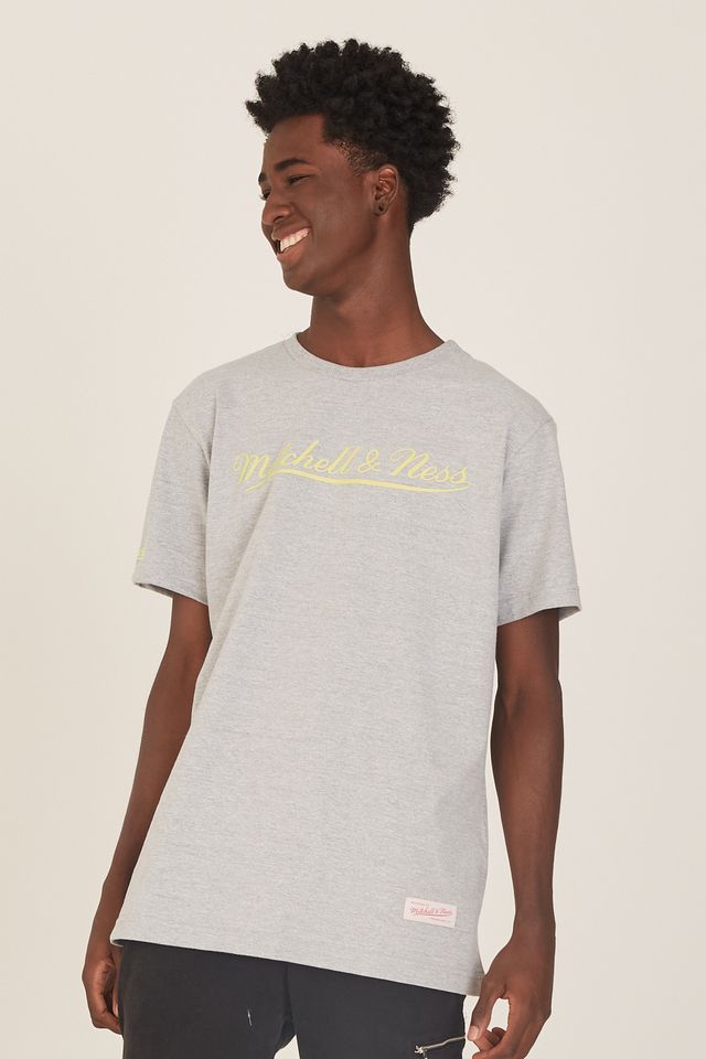 Camiseta-Mitchell---Ness-Estampada-Branding-Cinza-Mescla Camiseta-Mitchell---Ness-Estampada-Branding-Cinza-Mescla
