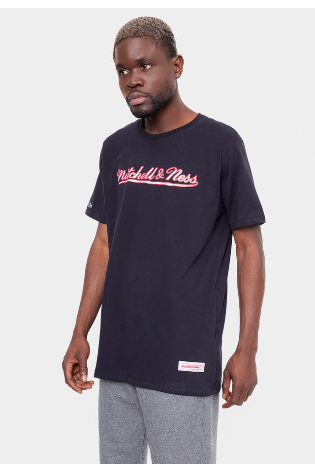Camiseta-Mitchell---Ness-Branded-Script-Preta Camiseta-Mitchell---Ness-Branded-Script-Preta