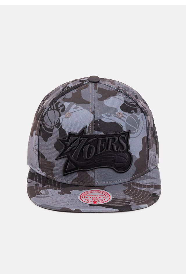 Bone-Mitchell---Ness-NBA-Camo-HWC-Philadelphia-76ERS-Preto Bone-Mitchell---Ness-NBA-Camo-HWC-Philadelphia-76ERS-Preto