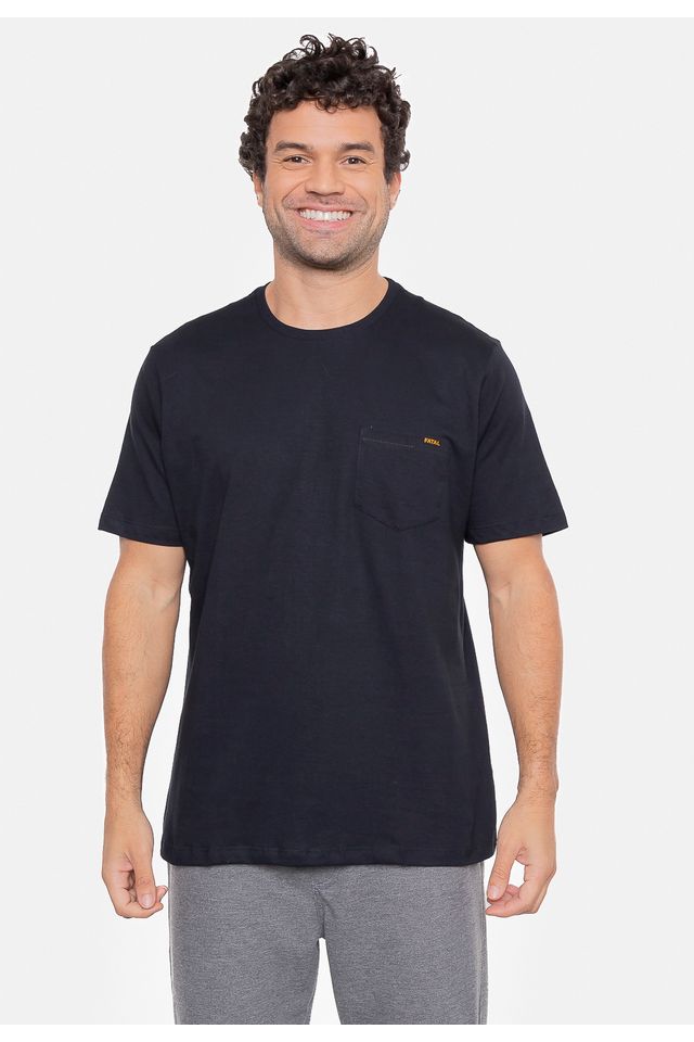Camiseta-Fatal-Masculina-com-Bolso-Preta
