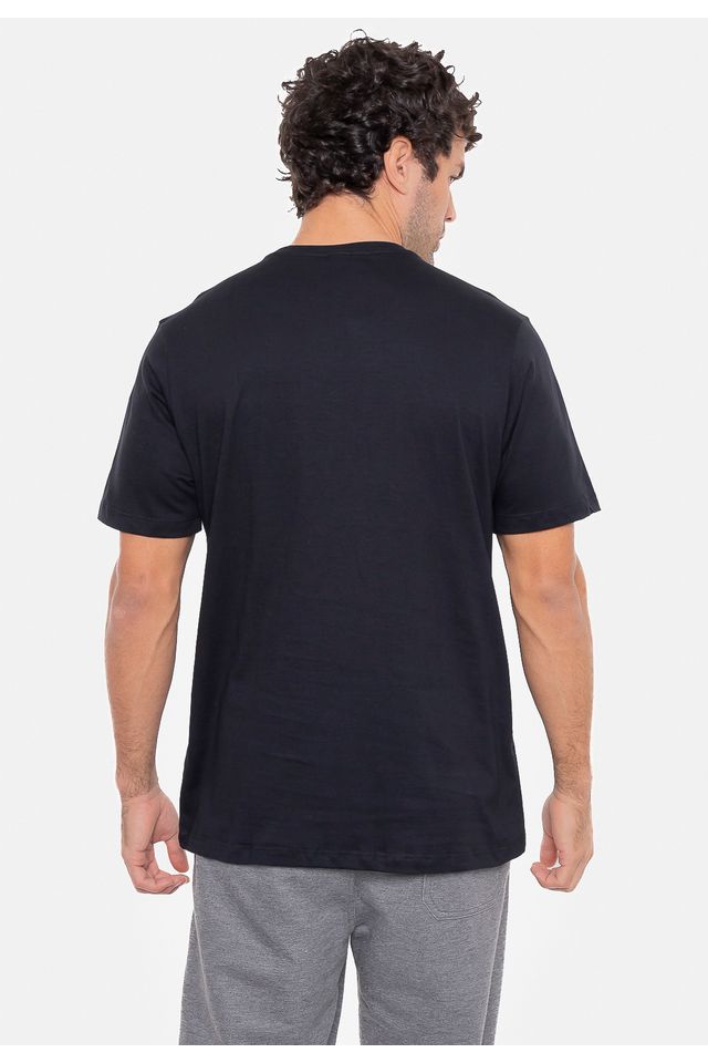Camiseta-Fatal-Masculina-com-Bolso-Preta