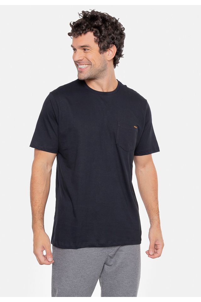 Camiseta-Fatal-Masculina-com-Bolso-Preta