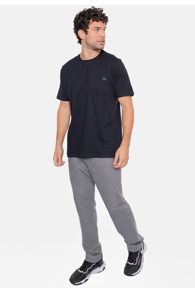 Camiseta-Fatal-Masculina-com-Bolso-Preta