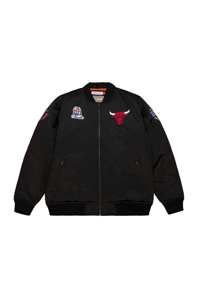 Jaqueta-Mitchell---Ness-NBA-Satin-Bomber-Jacket-Chicago-Bulls-Preta Jaqueta-Mitchell---Ness-NBA-Satin-Bomber-Jacket-Chicago-Bulls-Preta