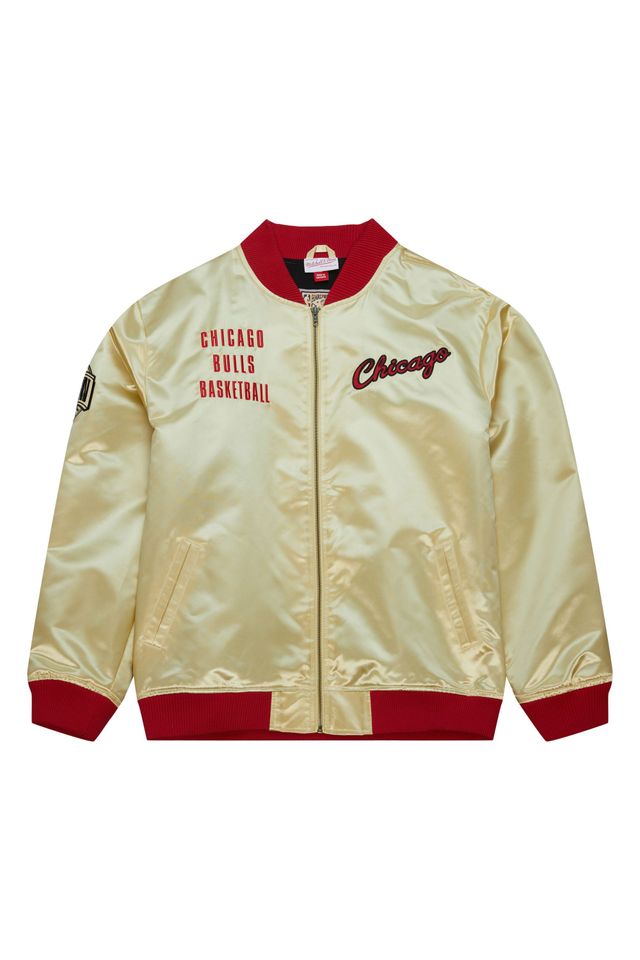 Jaqueta-Mitchell---Ness-Team-OG-2-0-Lightweight-Satin-Jacket-Vintage-Logo-Chicago-Bulls-Dourada Jaqueta-Mitchell---Ness-Team-OG-2-0-Lightweight-Satin-Jacket-Vintage-Logo-Chicago-Bulls-Dourada