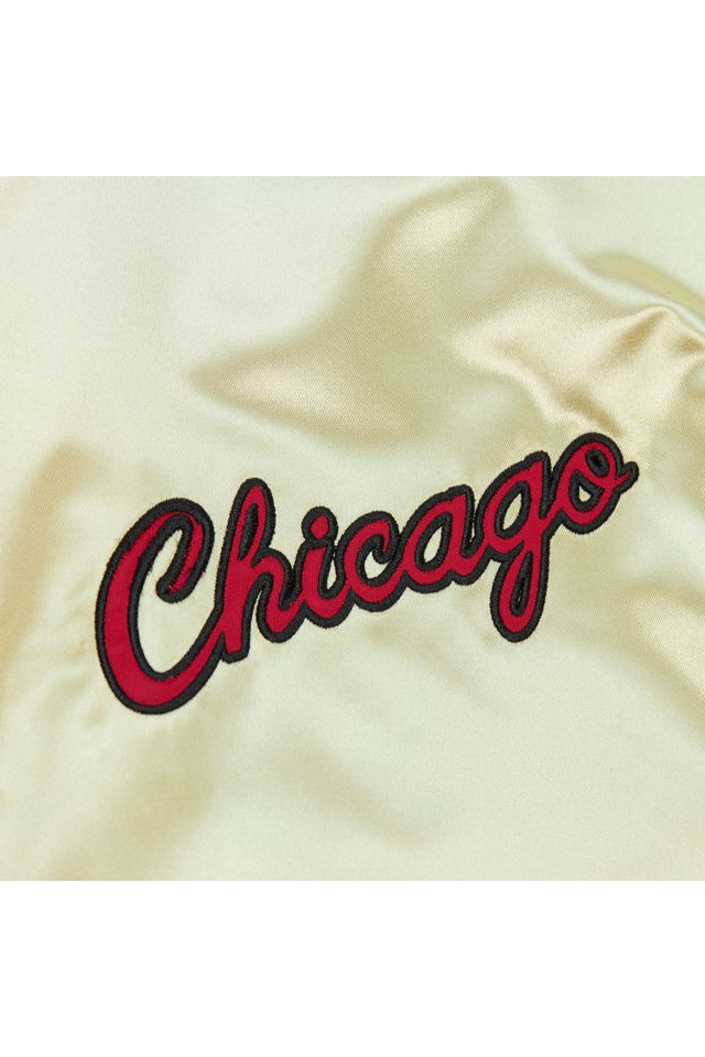 Jaqueta-Mitchell---Ness-Team-OG-2-0-Lightweight-Satin-Jacket-Vintage-Logo-Chicago-Bulls-Dourada Jaqueta-Mitchell---Ness-Team-OG-2-0-Lightweight-Satin-Jacket-Vintage-Logo-Chicago-Bulls-Dourada