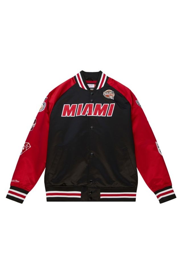 Jaqueta-Mitchell---Ness-HOF-M-N-Satin-Jacket-Miami-Heat-Dwyane-Wade-Preta Jaqueta-Mitchell---Ness-HOF-M-N-Satin-Jacket-Miami-Heat-Dwyane-Wade-Preta