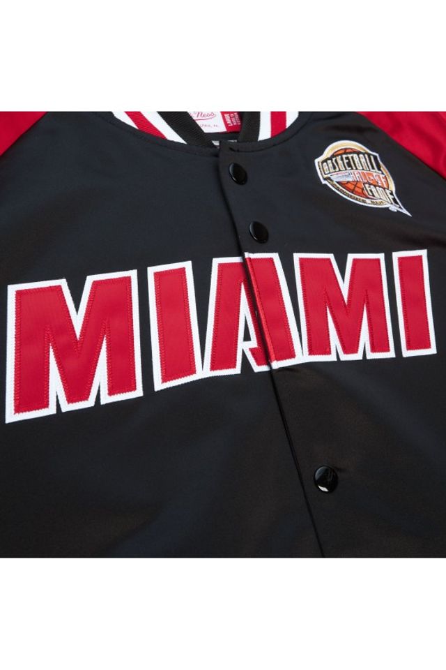 Jaqueta-Mitchell---Ness-HOF-M-N-Satin-Jacket-Miami-Heat-Dwyane-Wade-Preta Jaqueta-Mitchell---Ness-HOF-M-N-Satin-Jacket-Miami-Heat-Dwyane-Wade-Preta