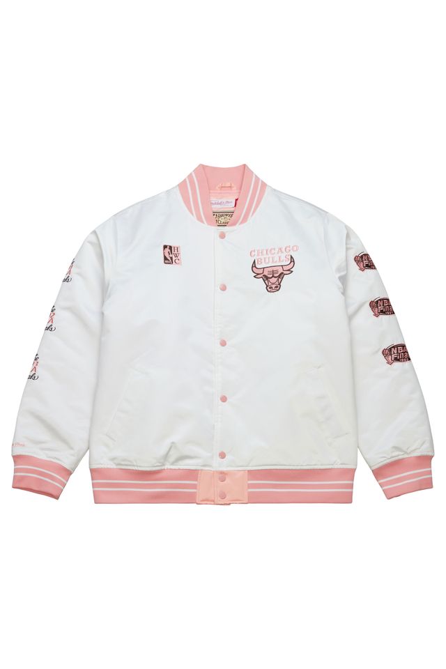 Jaqueta-Mitchell---Ness-NBA-Neopolitan-Satin-Jacket-Chicago-Bulls-Branca Jaqueta-Mitchell---Ness-NBA-Neopolitan-Satin-Jacket-Chicago-Bulls-Branca