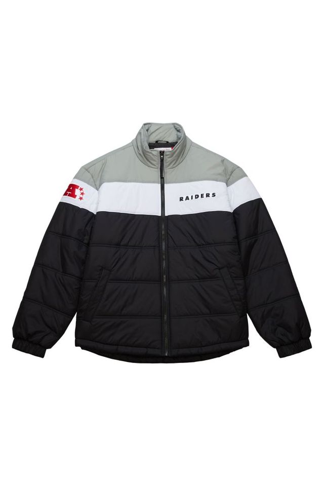 Jaqueta-Mitchell---Ness-In-The-Clutch-Puffer-Jacket-Vintage-Logo-Oakland-Raiders-Preta Jaqueta-Mitchell---Ness-In-The-Clutch-Puffer-Jacket-Vintage-Logo-Oakland-Raiders-Preta