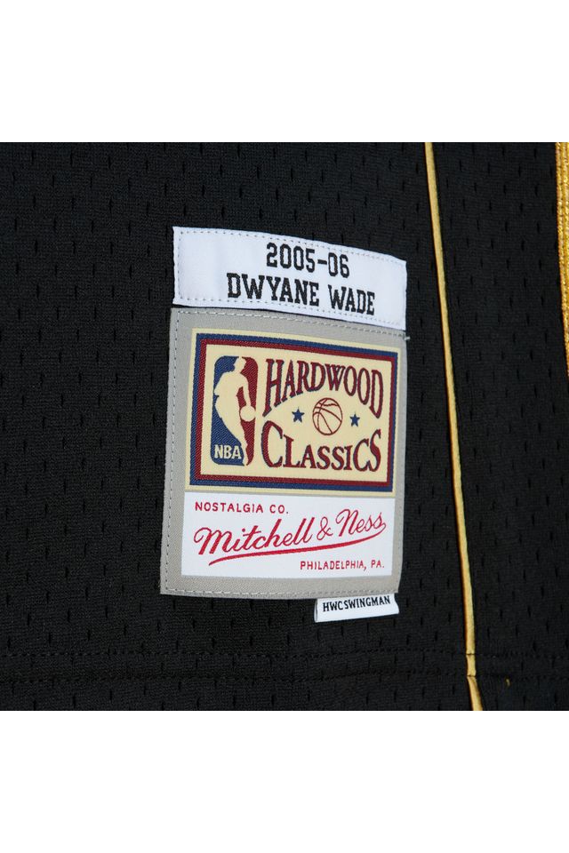 Regata-Mitchell---Ness-Black-Gold-Swingman-Jersey-Miami-Heat-2005-06-Dwyane-Wade-Preta