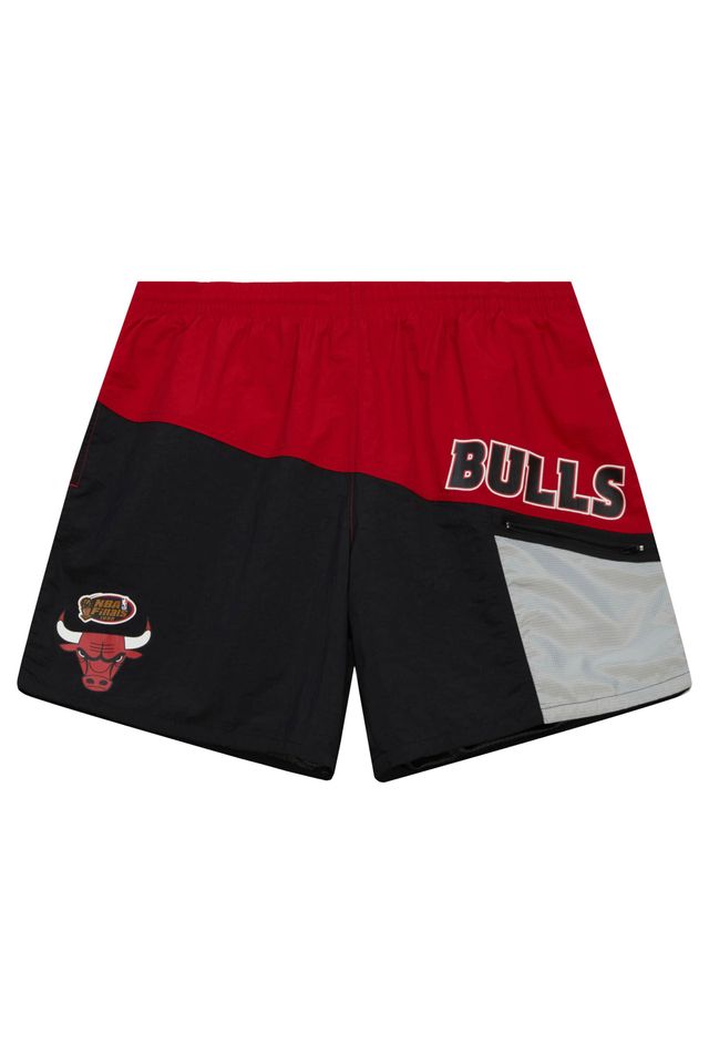 Shorts-Mitchell---Ness-Nylon-Utility-Chicago-Bulls-Preto-e-Vermelho Shorts-Mitchell---Ness-Nylon-Utility-Chicago-Bulls-Preto-e-Vermelho