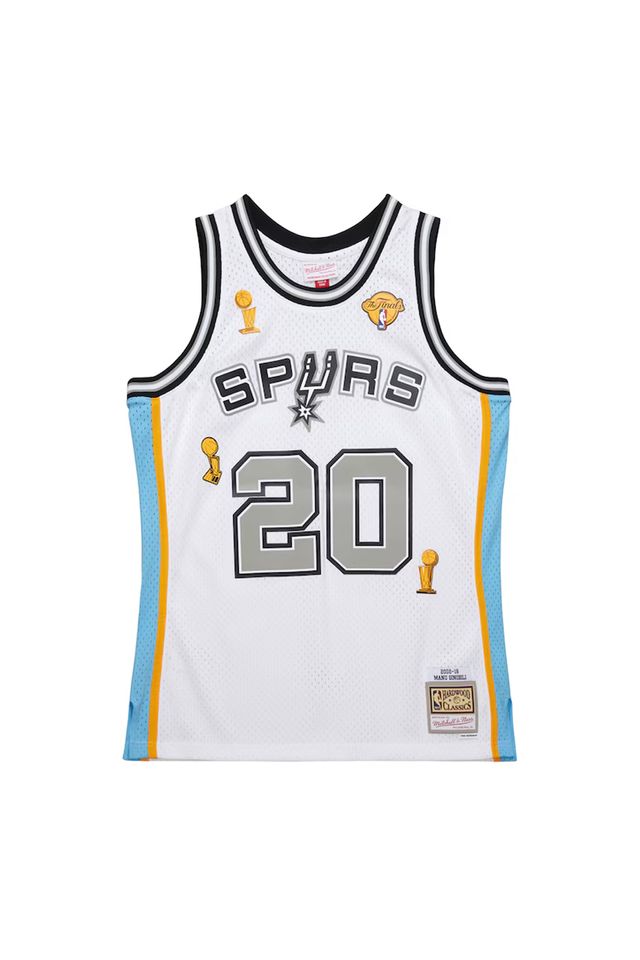 Regata-Mitchell---Ness-Swingman-Jersey-Number-Retirement-San-Antonio-Spurs-2002-2018-Manu-Ginobili-Branca Regata-Mitchell---Ness-Swingman-Jersey-Number-Retirement-San-Antonio-Spurs-2002-2018-Manu-Ginobili-Branca