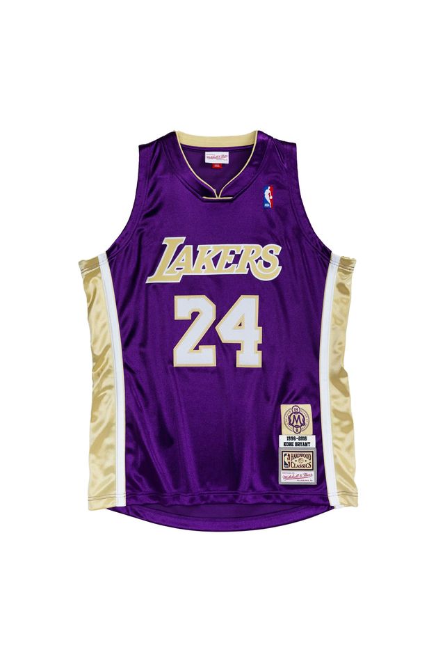 Regata-Mitchell---Ness-Hardwood-Classics-Authentic-Swingman-Jersey-Los-Angeles-Lakers-1996-2016-Kobe-Bryant-Roxa Regata-Mitchell---Ness-Hardwood-Classics-Authentic-Swingman-Jersey-Los-Angeles-Lakers-1996-2016-Kobe-Bryant-Roxa