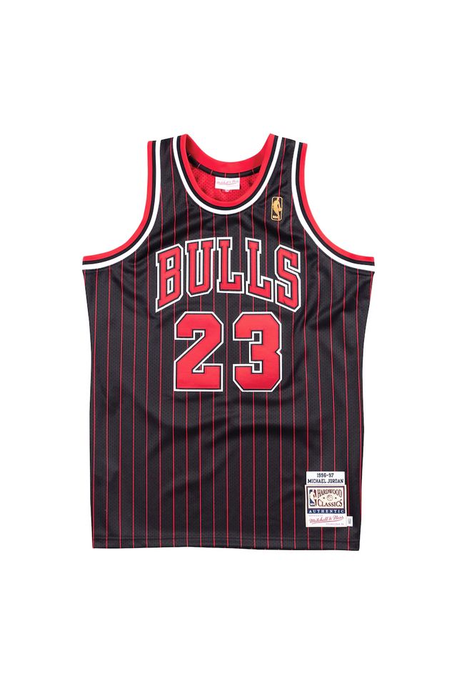 Regata-Mitchell---Ness-Authentic-Jersey-Chicago-Bulls-Alternate-1996-97-Michael-Jordan-Preta