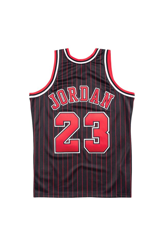 Regata-Mitchell---Ness-Authentic-Jersey-Chicago-Bulls-Alternate-1996-97-Michael-Jordan-Preta
