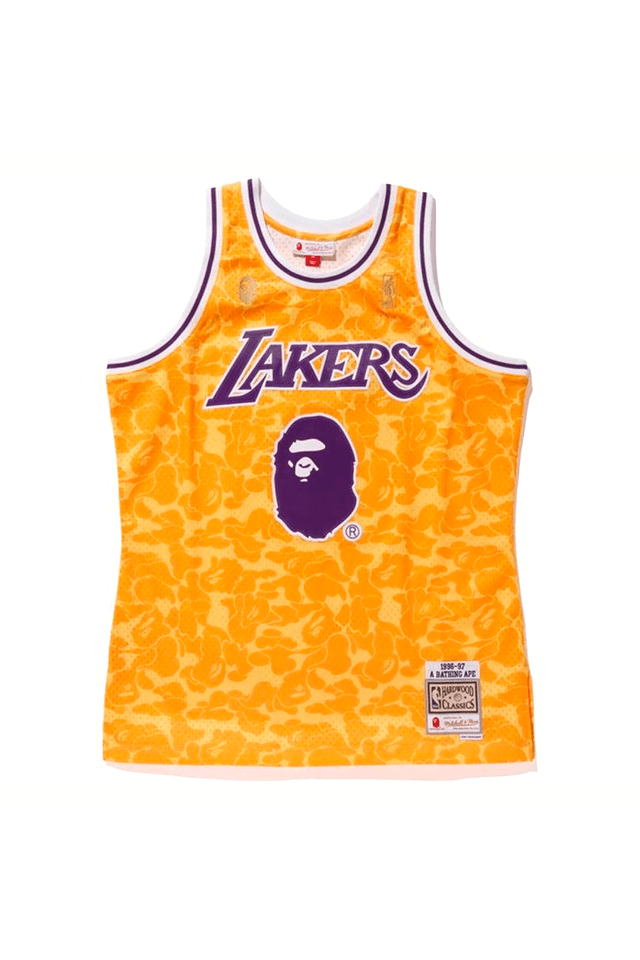 Regata Mitchell & Ness x BAPE Swingman Jersey Los Angeles Lakers Amarela - M