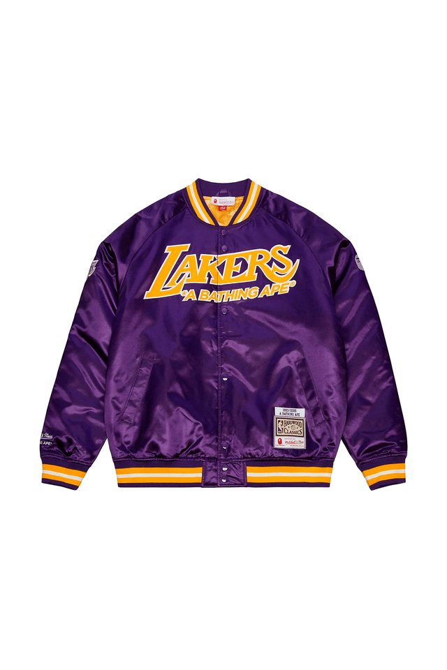 Jaqueta Mitchell & Ness x BAPE Satin Jacket Los Angeles Lakers Roxa - M Jaqueta Mitchell & Ness x BAPE Satin Jacket Los Angeles Lakers Roxa - M