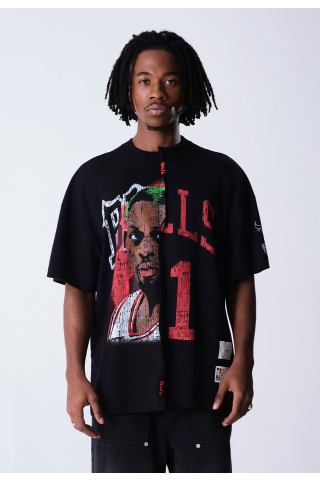 Camiseta Mitchell & Ness Collab NBA x The Saint Oversized Encontro Dennis Rodman Preta - P Camiseta Mitchell & Ness Collab NBA x The Saint Oversized Encontro Dennis Rodman Preta - P