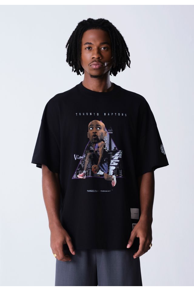 Camiseta Mitchell & Ness Collab NBA x The Saint Oversized Vince Carter Preta - P Camiseta Mitchell & Ness Collab NBA x The Saint Oversized Vince Carter Preta - P