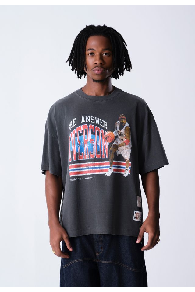 Camiseta Mitchell & Ness Collab NBA x The Saint Wide Boxy Allen Iverson Grafite - P Camiseta Mitchell & Ness Collab NBA x The Saint Wide Boxy Allen Iverson Grafite - P