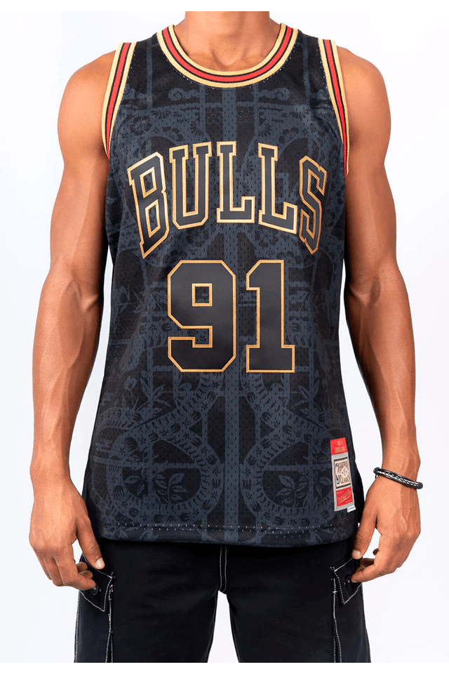 Regata Mitchell & Ness NBA Jersey Asian Heritage YOT Snake Chicago Bulls Dennis Rodman 1997-98 Preta Com Dourado - M Regata Mitchell & Ness NBA Jersey Asian Heritage YOT Snake Chicago Bulls Dennis Rodman 1997-98 Preta Com Dourado - M