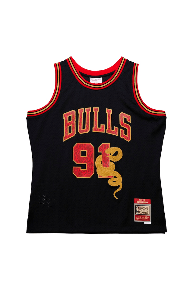 Regata Mitchell & Ness NBA Swingman Jersey Chinese New Year Chicago Bulls Dennis Rodman 1997-98 Preta Com Dourado - M