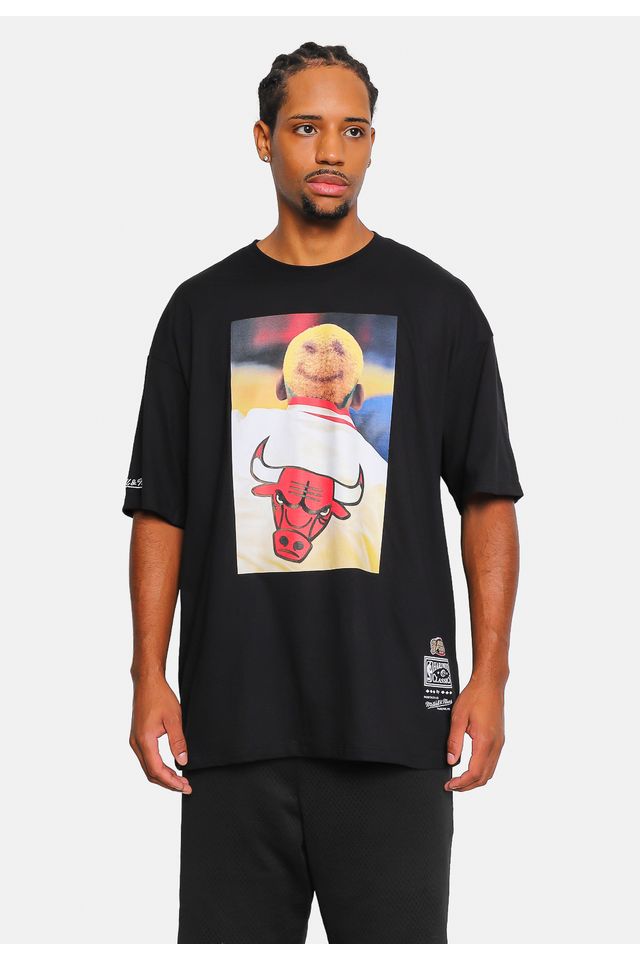 Camiseta Mitchell & Ness Oversized Happy Rodman Chicago Bulls Preta - P