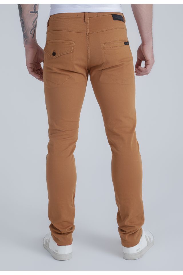 calça slim marrom